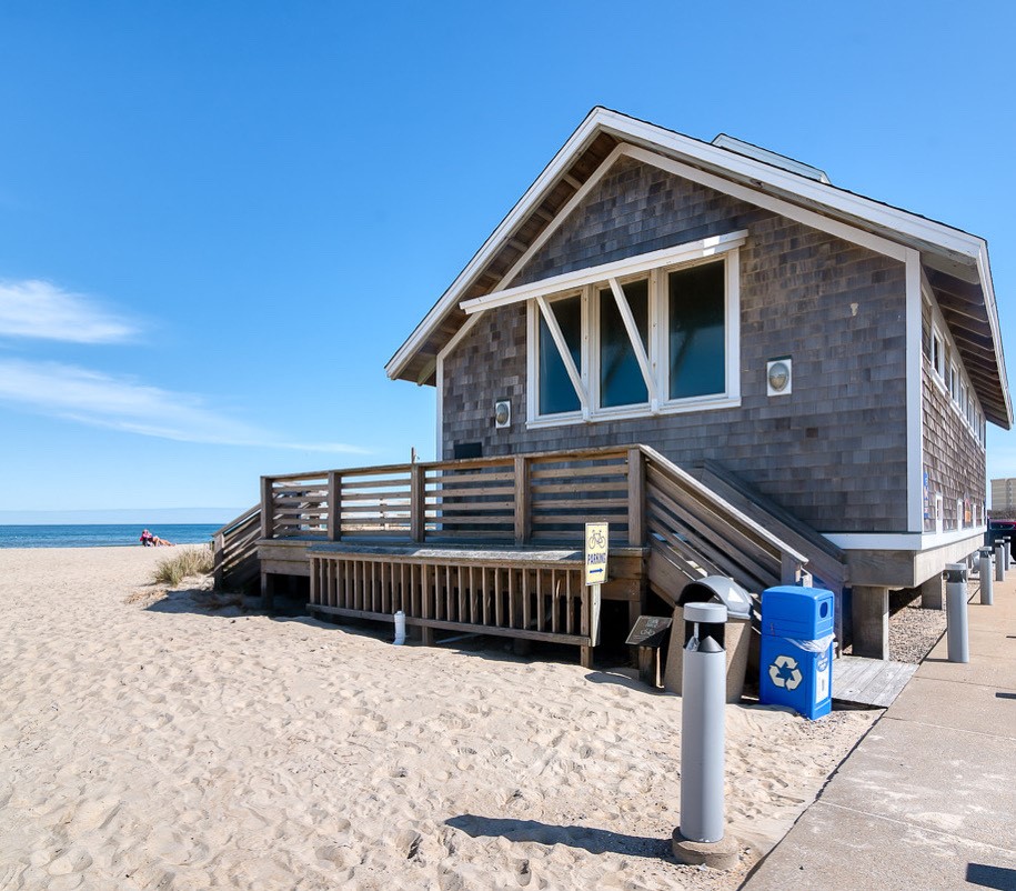 Beach Days Made Better An OBX Guide to Convenient Bathhouse Facilities